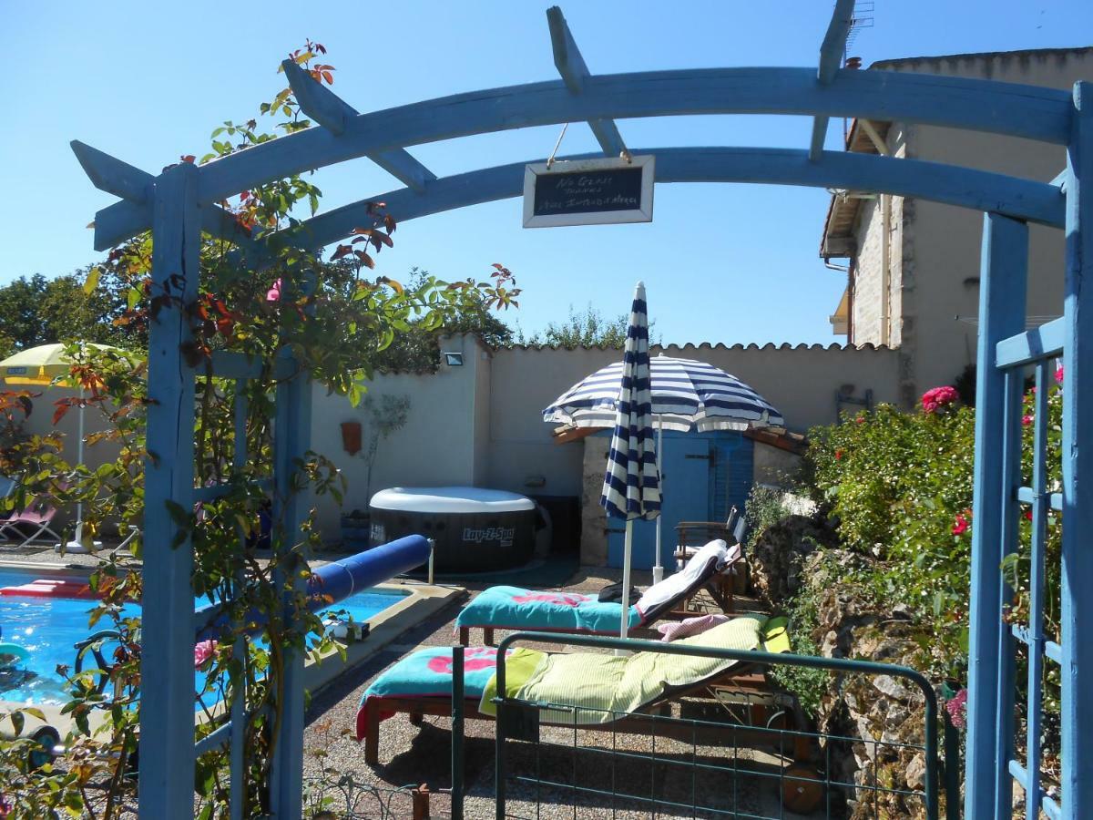 Chat Noir Gite Et Chambre D'Hotes Genouille  외부 사진